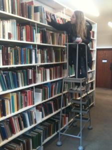 Ester Arenas realiza una consulta en una biblioteca londinense.